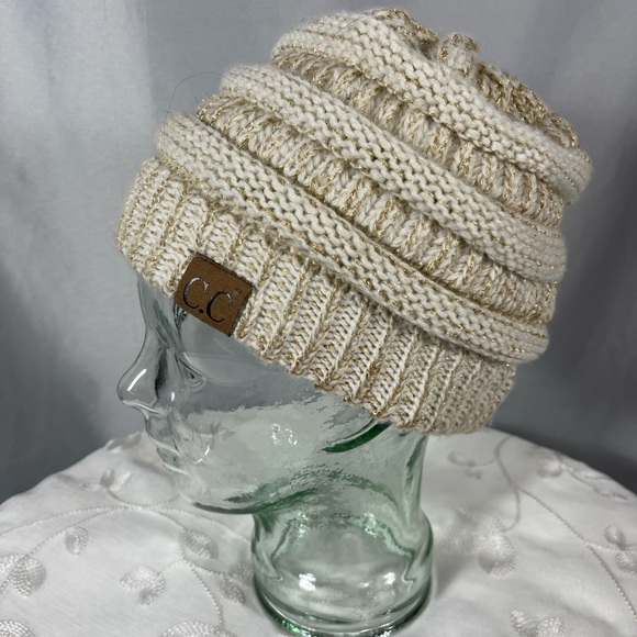 CC Exclusive Women’s Ivory Gold Knit Beanie Winter Hat Toboggan NWOT - Picture 1 of 8